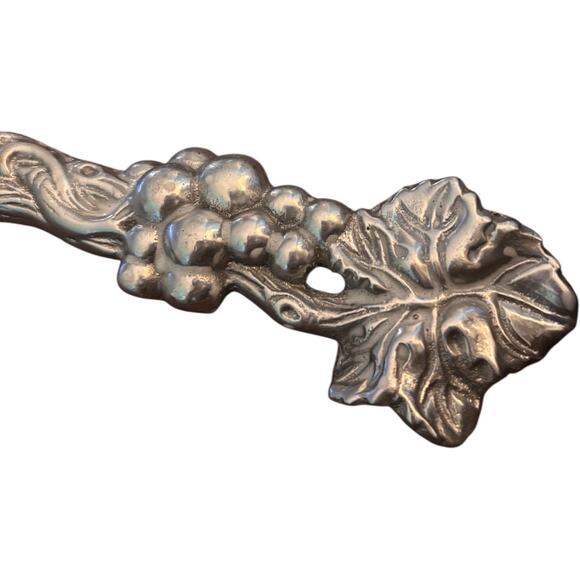 Michael Aram Bread Knife. Beautiful silver grapes and leaves on base of knife. - Picture 2 of 3